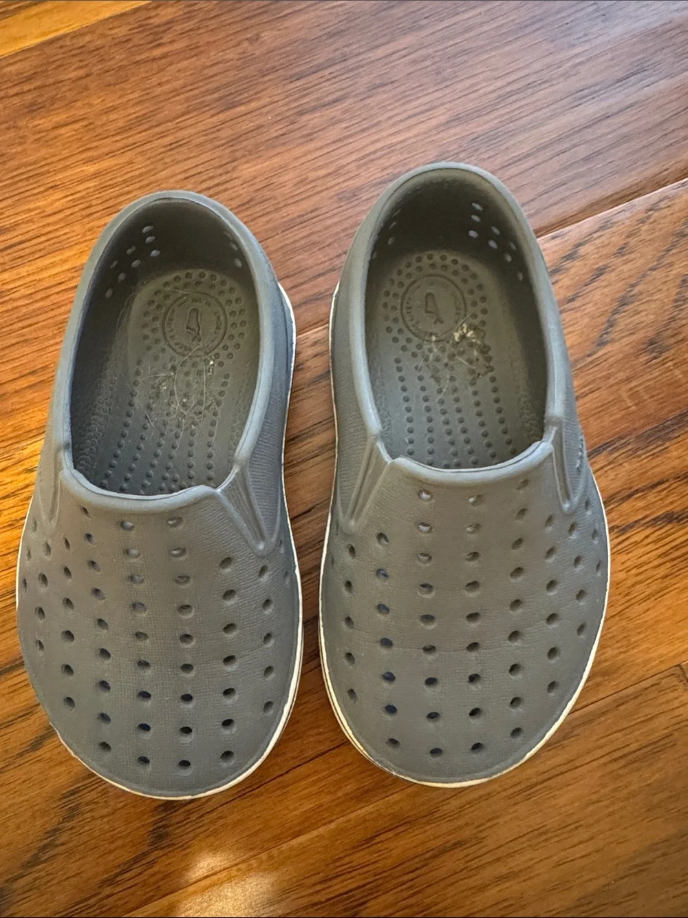 Native Kids Jefferson Clog in Charcoal Black
